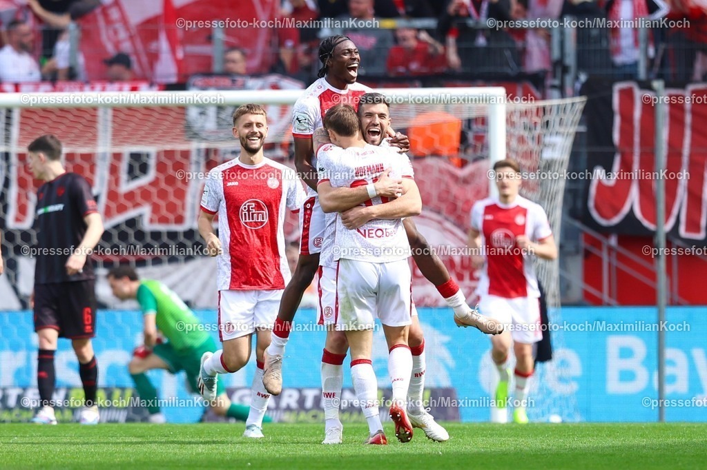 xKWIx11042601062 | 2026.04.11, xkwix, Fußball, 3.Liga, Rot-Weiss Essen -  FC Ingolstadt, Stadion an der Hafenstraße, 33.Spieltag, Saison 2025 / 2026: Torschuetze zum Tor zum 2:1 Jannik Hofmann (Rot-Weiss Essen #37) jubelt mit Klaus Gjasula (Rot-Weiss Essen #8) und Dickson Abiama (Rot-Weiss Essen #11) DFB regulations prohibit any use of photographs as image sequences and or quasi-video. Photo: xKamilxWilkowskixPressefotoKochx