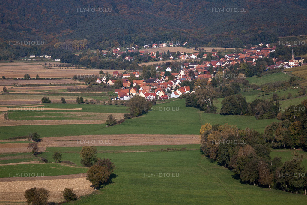 Vue aérienne: Vue de la ville à Bremmelbach dans le département Bas Rhin, France. Photo: IMG_45844.jpg prise le 16/10/2011 par Werner Riehm/FLY-FOTO.eu – Résolution de l'original: 4752 x 3168 px