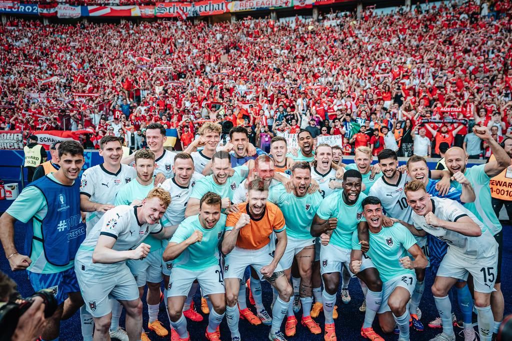 Fußball | Herren | UEFA-Fußball-Europameisterschaft 2024 | Gruppe D | Niederlande vs. Österreich | 25.06.2024 | Die Mannschaft aus Österreich feiert den Sieg