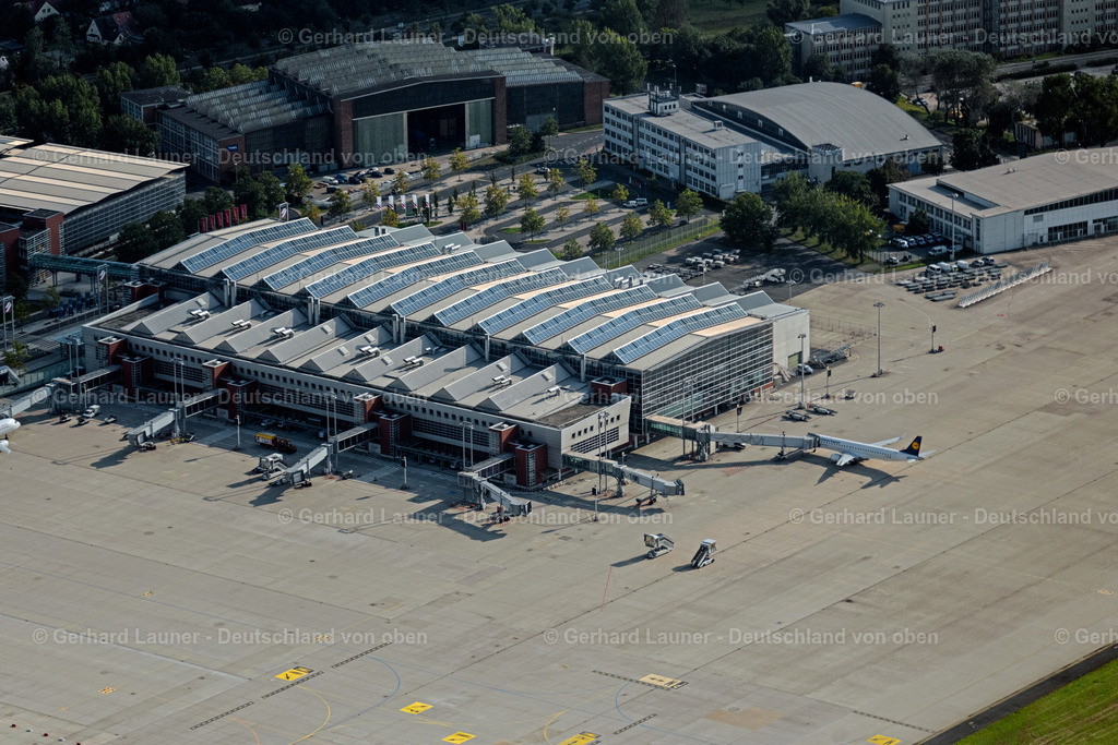 4060963 | DRESDEN 07.09.2021 Abfertigungs- Gebäude und Terminals auf dem Gelände des " Flughafen Dresden " im Ortsteil Klotzsche in Dresden im Bundesland Sachsen, Deutschland. Weiterführende Informationen bei: Flughafen Dresden GmbH. // Dispatch building and terminals on the premises of the airport in the district Klotzsche in Dresden in the state Saxony, Germany. Further information at: Flughafen Dresden GmbH. Foto: Gerhard Launer