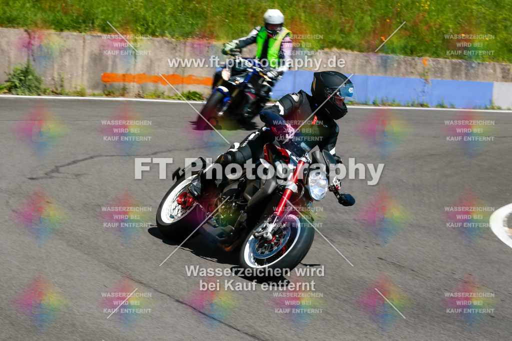Moto-TeamOBK-22507 | Hier findet Ihr Bilder von Touristenfahrten auf der Nürburgring Nordschleife oder von anderen Veranstaltungen die ich besucht habe. Viel Spass beim Durch Schauen 