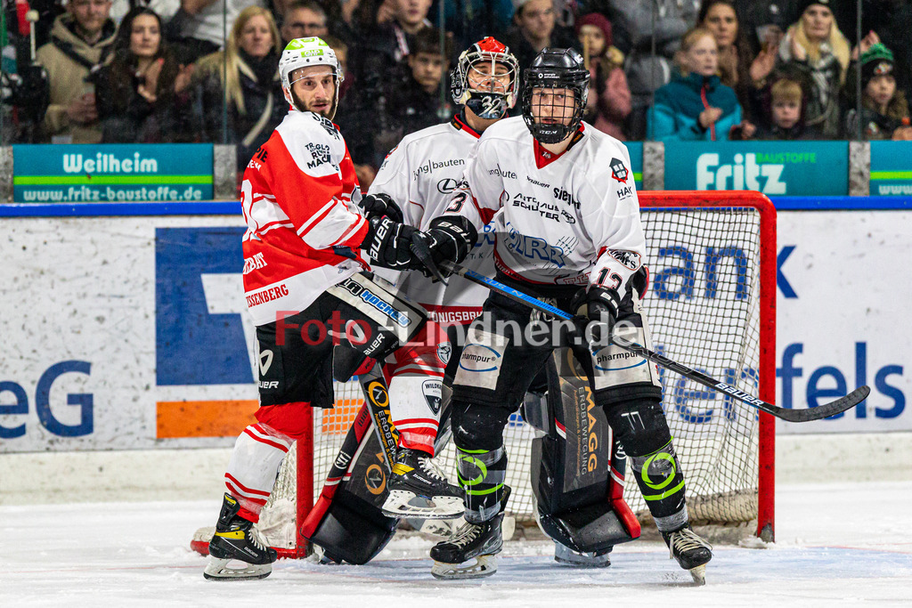 Spiel 3 Finale TSV Peißenberg Miners vs EHC Königsbrunn | Eishockey Bayernliga Playoffs 2023/2024, Spiel 3 Finale TSV Peißenberg Miners vs EHC Königsbrunn, 20240328,
Dominic KRABBAT (Miners 87)und  Luca  Szegedin (EHC 13) vor dem Tor vom Stefan VAJS (EHC Goalie 32),
2024-03-28 in Peißenberg (Eisstadion)
87 Dominic KRABBAT (Miners 87), Luca  Szegedin (EHC 13)
Copyright: WolfgangxLindner foto-lindner.de
