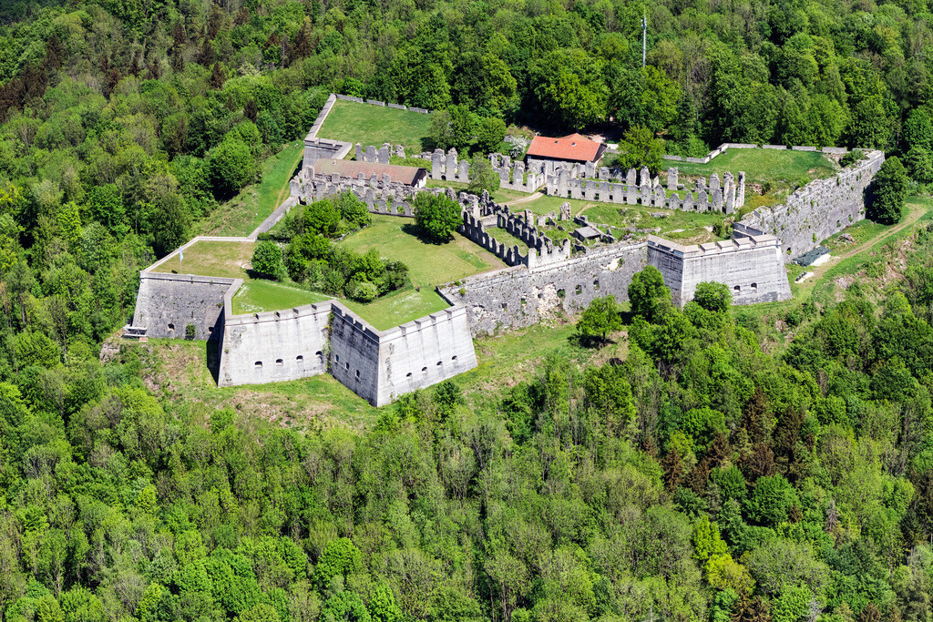 dr__0096248.jpg | SCHNAITTACH 11.05.2022 Fragmente der Zitadelle- Festungsanlage Rothenberg in Schnaittach im Bundesland Bayern, Deutschland. 