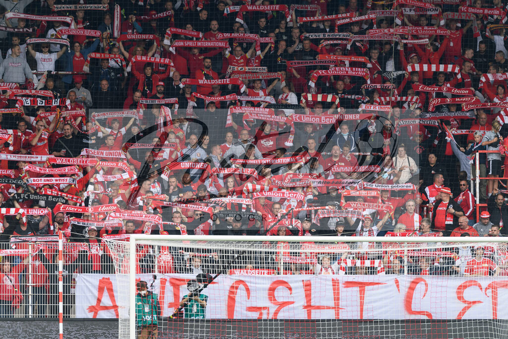 FCUBMG20210829_095 | Fussball, Herren: . Fans vom 1. FC Union Berlin beim Spiel der 1. Bundesliga zwischen 1. FC Union Berlin und Borussia Moenchengladbach im Stadion An der Alten Foersterei am 29.08.2021 in Berlin, Deutschland. - Realisiert mit Pictrs.com