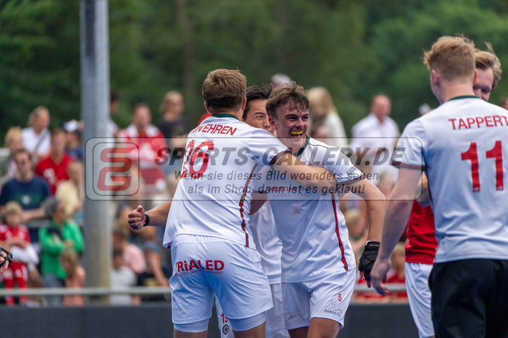 Final4_20250601-1511-HK108719 | Krefeld, Deutschland, 01.06.2025:  Feldhockey Final4 2025 – „Deutsche Feldhockey-Meisterschaften 2025“ Crefelder HTC - Rot-Weiss Köln (Finale Herren) im Gerd-Wellen-Hockeyanlage am 01.06.2025 in Krefeld, Deutschland. (Foto von Kramhöller/Fehrmann/Kaste)Krefeld, Germany, 01.06.2025: Feldhockey Final4 2025 – „Deutsche Feldhockey-Meisterschaften 2025“ Harvestehuder HTC - Düsseldorfer HC (Finale Damen) in Gerd-Wellen-Hockeyanlage at 01.06.2025 in Krefeld, Deutschland. (Foto from Kramhöller/Fehrmann/Kaste)