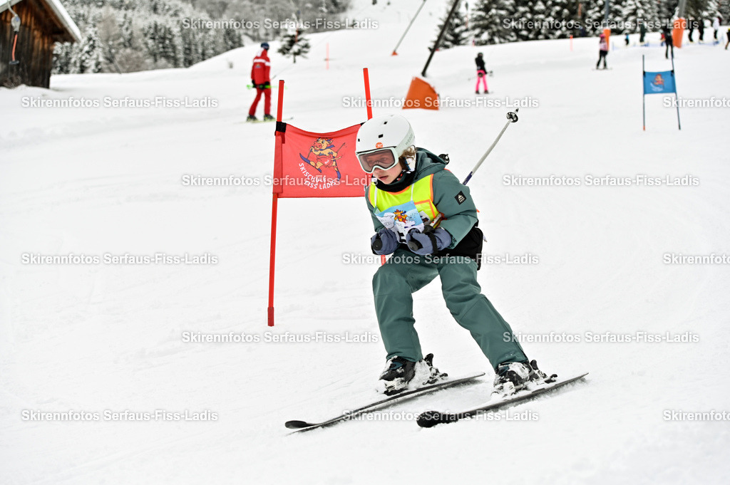 SRF_20.02.2026_0867 | Skirennfotos,Serfaus,Fiss,Ladis,Kinderskirennen,Winter,Tirol,Oberland,skirace,SFL,feelfree,weil wir's genießen,ski,Ski,skifahren,Sonnenplateau, - Realisiert mit Pictrs.com