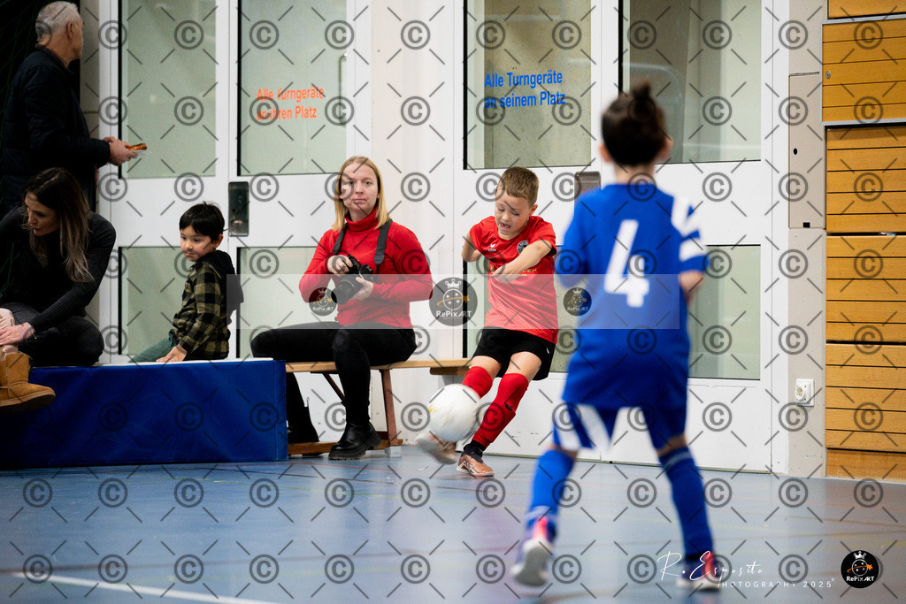 20251123_FCR-Hallenturnier-F1_RAW-1_020-74 | Sport und Naturfotografie von Roberto Esposito zeigt echte Momente Bewegung und die Schönheit der Natur. Ausdrucksstarke Bilder schaffen Emotionen.
