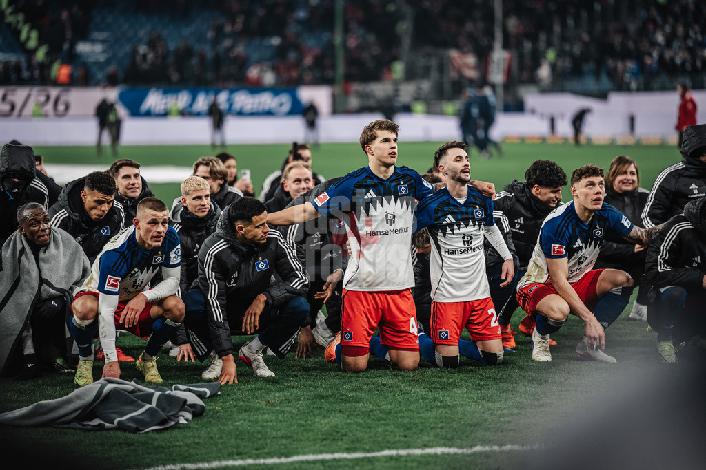 Fußball | Männer | Saison 2025/2026 | 1. Fußball-Bundesliga | 22. Spieltag | Hamburger SV vs. 1. FC Union Berlin | 14.02.2026 | HSV feiern den Sieg mit den Fans, v.l. Jean-Luc Dompe (#7, HSV), Miro Muheim (#28, HSV), Robert Glatzel (#9, HSV), Luka Vuskovic (#44, HSV), Fabio Daniel Ferreira Vieira (#20, HSV) und Nicolas Capaldo (#24, HSV)