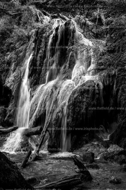 Wasserfall Cascade Clairfontaine | Landschaftsfoto Wasserfall in der Auvergne,  schwarz weiß