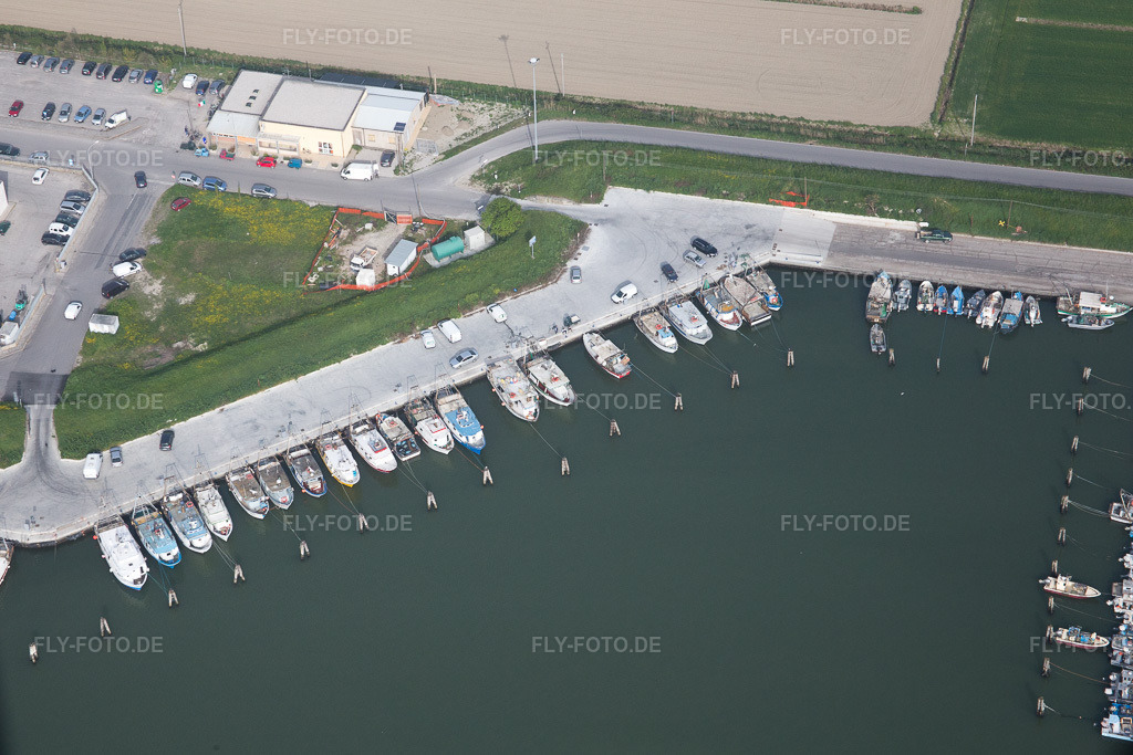 Luftbild: Yachthafen mit Sportboot- Anlegestellen und Bootsliegeplätzen am Uferbereich der Adria in Emilia-Romagna in Goro im Bundesland Ferrara in Italien. – Foto: IMG_087266.jpg vom 05.04.2016 durch Werner Riehm/FLY-FOTO.de – Auflösung des Originals: 5094 x 3396 px