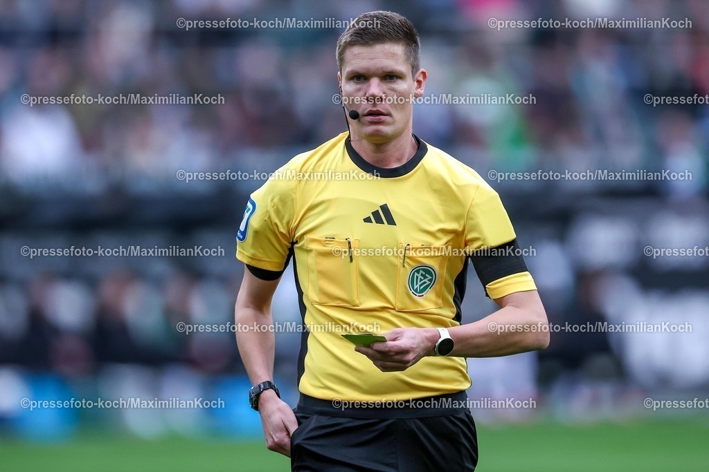 BMG21022502142 | 22.02.2025, Fußball, Borussia Mönchengladbach - FC Augsburg, 1. Fußball Bundesliga, Borussia-Park, Saison 2024 2025: Schiedsrichter Florian  Dr. ExnerDFB regulations prohibit any use of photographs as image sequences and or quasi-video.