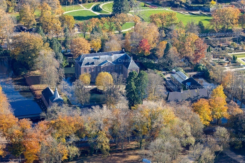 Luftbilder Arcen Limburg-7565 | Luftbildfotografie Herbstluftbild Wassergraben mit Wasserschloß Schloss Kasteeltuinen Arcen in Arcen in Limburg, Niederlande - Realisiert mit Pictrs.com