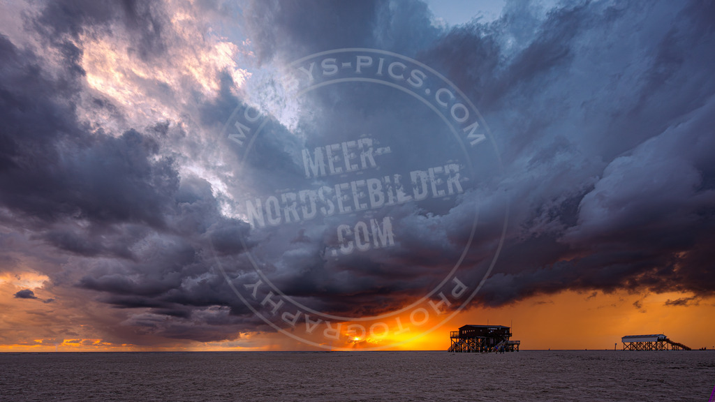 Dramatischer Sonnenuntergang | Dramatische Abendstimmung am Strand