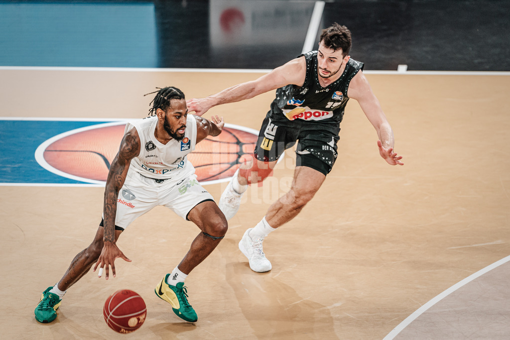 Basketball | Männer | Saison 2023/2024 | easyCredit Basketball Bundesliga | 31. Spieltag | Veolia Towers Hamburg vs. HAKRO Merlins Crailsheim | 30.04.2024 | Aljami Durham (#42, Veolia Towers Hamburg) gegen Leo Westermann (#19, HAKRO Merlins Crailsheim)