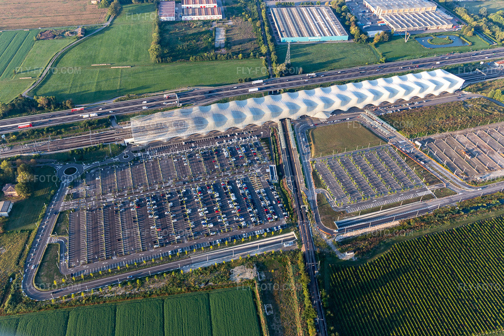 Aerial view: Parking lot next to the Autostrade del Sole at Reggio Emilia AV Mediopadana train station in Reggio nell’Emilia in the state Reggio Emilia, Italy.Photo: IMG_134801.jpg taken on 09/20/2022 by Werner Riehm/FLY-FOTO.comResolution of the original: 5472 x 3648 pxMediopadana Parking®
