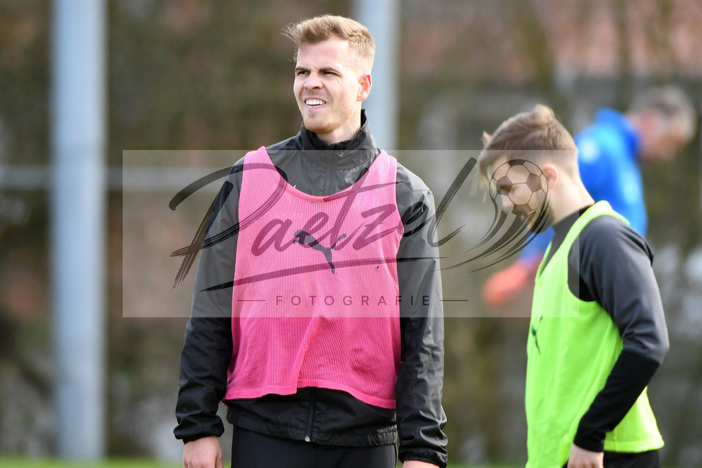20200229_TRAOSN_0068 | Fussball, Herren: Joost van Aken (VfL Osnabrueck) schaut waehrend der Trainingseinheit des VfL Osnabrueck im Sportpark Illoshoehe am 29.02.2020 in Osnabrueck, Deutschland. - Realisiert mit Pictrs.com