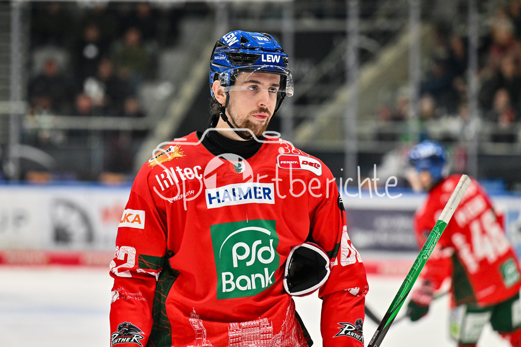 Augsburger Panther - Nürnberg Ice Tigers | AUGSBURG, GERMANY - 28. NOVEMBER: im Bild ein ratloser Thomas SCHEMITSCH (Augsburger Panther 62) / Einzelfoto / Freisteller beim Ligaspiel zwischen den Augsburger Panthern und den Nürnberg Ice Tigers am 23. Spieltag der Penny DEL im Curt Frenzel Stadion