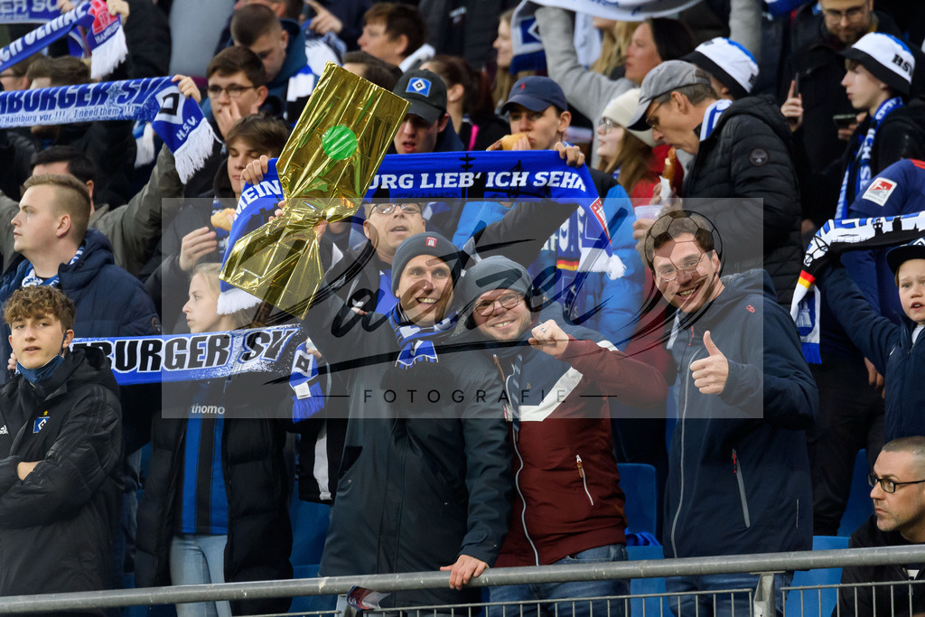 HSVSCF20220419_058 | Fussball, Herren: . Fans von Hamburger SV beim DFB-Pokal-Halbfinalspiel zwischen Hamburger SV und SC Freiburg im Volksparkstadion am 19.04.2022 in Hamburg, Deutschland.DFB / DFL REGULATIONS PROHIBIT ANY USE OF PHOTOGRAPHS AS IMAGE SEQUENCES AND/OR QUASI-VIDEO. - Realisiert mit Pictrs.com