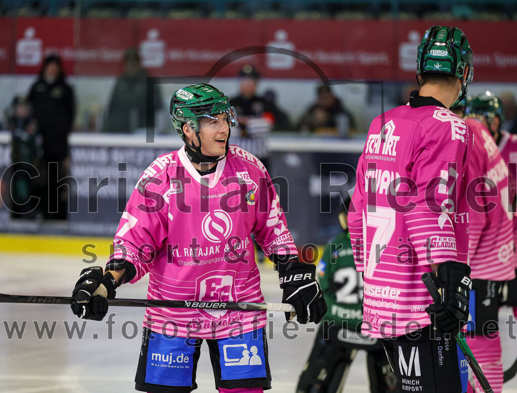 2025-10-05_018_TSV_Erding_gegen_Heilbronner_Falken | Erding, Deutschland, 05.10.2025:Eishockey, Oberliga Süd 2025 / 2026, 6. Spieltag, TSV Erding gegen Heilbronner Falken, Endergebnis: 3:1Thomas Matheson (Erding Gladiators, #37), Elia Ostwald (Erding Gladiators, #17)Foto: Christian Riedel / fotografie-riedel.net