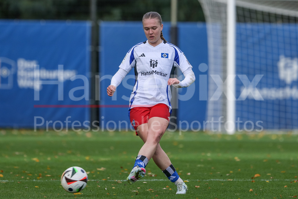 Fussball, 2. Frauen-Bundesliga, Hamburger SV - Borussia Mönchengladbach | v.li.: Annaleen Böhler (Hamburger SV, 6) am Ball, Freisteller, Einzelbild, Ganzkörper, Aktion, Action, Spielszene, DIE DFB-RICHTLINIEN UNTERSAGEN JEGLICHE NUTZUNG VON FOTOS ALS SEQUENZBILDER UND/ODER VIDEOÄHNLICHE FOTOSTRECKEN. DFB REGULATIONS PROHIBIT ANY USE OF PHOTOGRAPHS AS IMAGE SEQUENCES AND/OR QUASI-VIDEO.