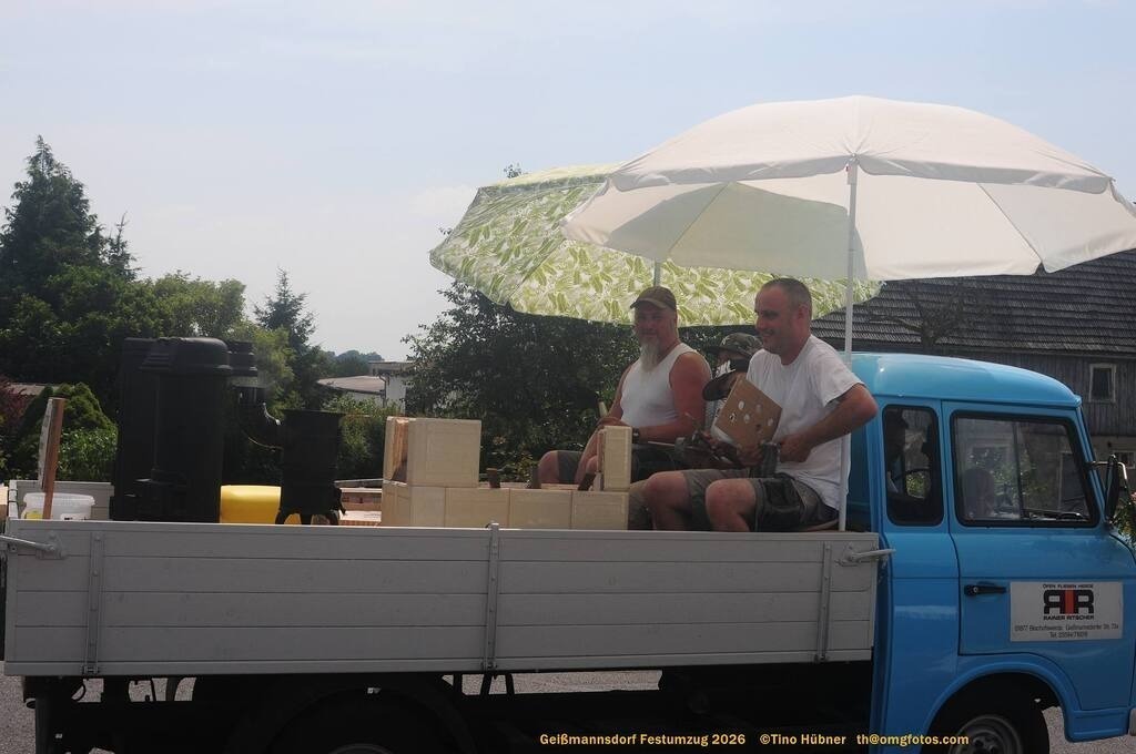 Geißmannsdorf-2026-Festumzug-167 | Festumzug in Geißmannsdorf bei Bischofswerda im Juni 2026. Fotografische Eindrücke und Momentaufnahmen vom Festumzug anläßlich des 800-jährigen Bestehens von Geißmannsdorf - mit Teilnehmern und Gästen, Strohpuppen und geschmückten Vorgärten und Grundstücken - Realisiert mit Pictrs.com