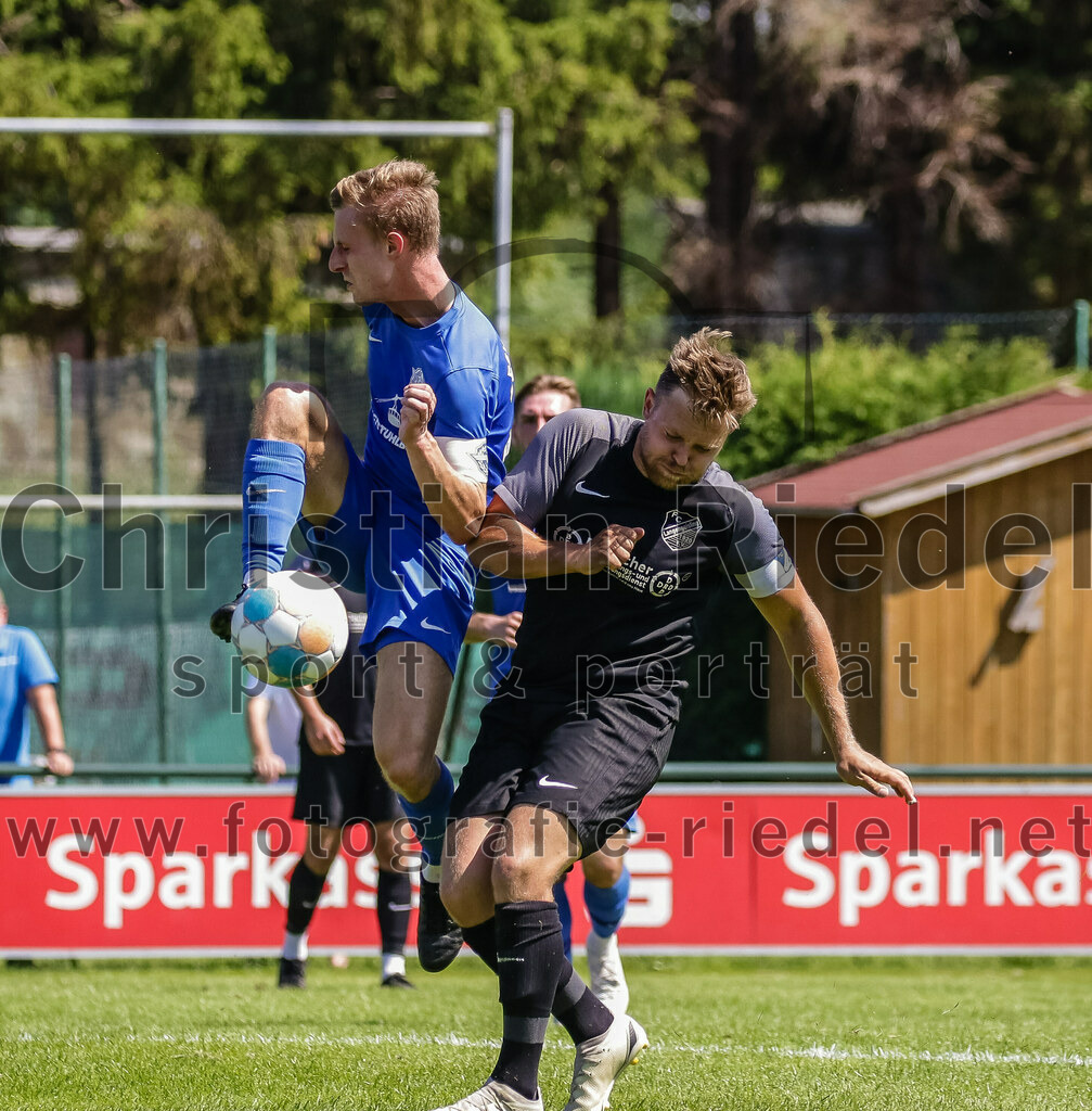 2023-08-12_062_FC_Langengeisling_gegen_ESV_Freilassing | Erding, Deutschland, 12.08.2023:
Fußball, Bezirksliga Oberbayern Ost 2023 / 2024, 4. Spieltag, FC Langengeisling gegen ESV Freilassing, Endergebnis: 2:1

Simon Schlosser (ESV Freilassing, #23), Hannes Dornauer (FC Langengeisling, #33)

Foto: Christian Riedel / fotografie-riedel.net