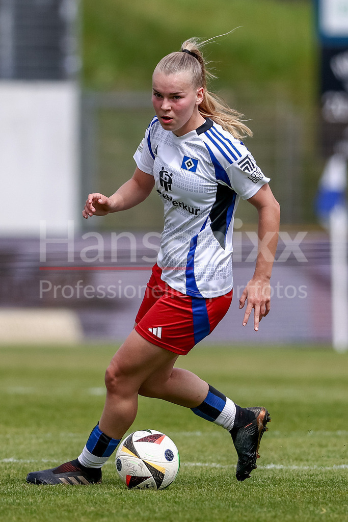 Fussball, 2. Frauen-Bundesliga, SV Meppen - Hamburger SV | Svea Stoldt (Hamburger SV, 8) am Ball, Freisteller, Einzelbild, Ganzkörper, Aktion, Action, Spielszene, DIE DFB-RICHTLINIEN UNTERSAGEN JEGLICHE NUTZUNG VON FOTOS ALS SEQUENZBILDER UND/ODER VIDEOÄHNLICHE FOTOSTRECKEN. DFB REGULATIONS PROHIBIT ANY USE OF PHOTOGRAPHS AS IMAGE SEQUENCES AND/OR QUASI-VIDEO.