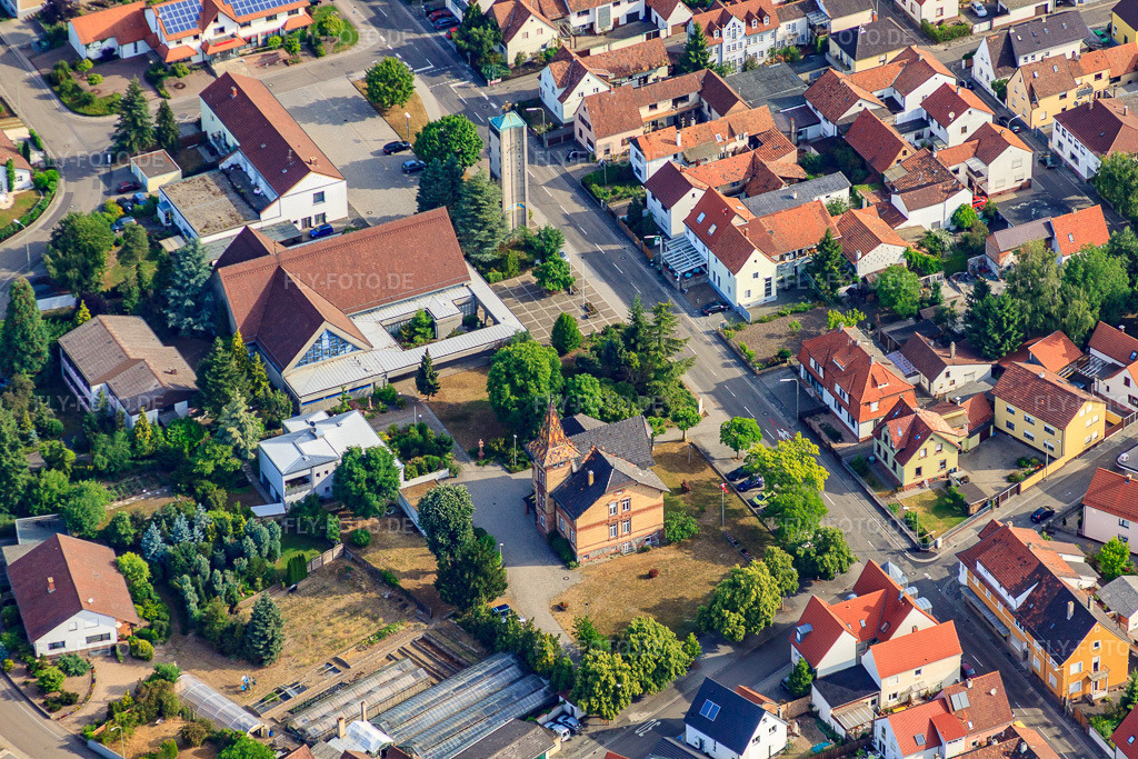 Luftbild: Rathaus der Ortsgemeinde und Pfarrkirche St. Georg in Jockgrim im Bundesland Rheinland-Pfalz in Deutschland. Foto: IMG_40512(39416).jpg vom 29.05.2011 durch Werner Riehm/FLY-FOTO.deWWW.JOCKGRIM.DE