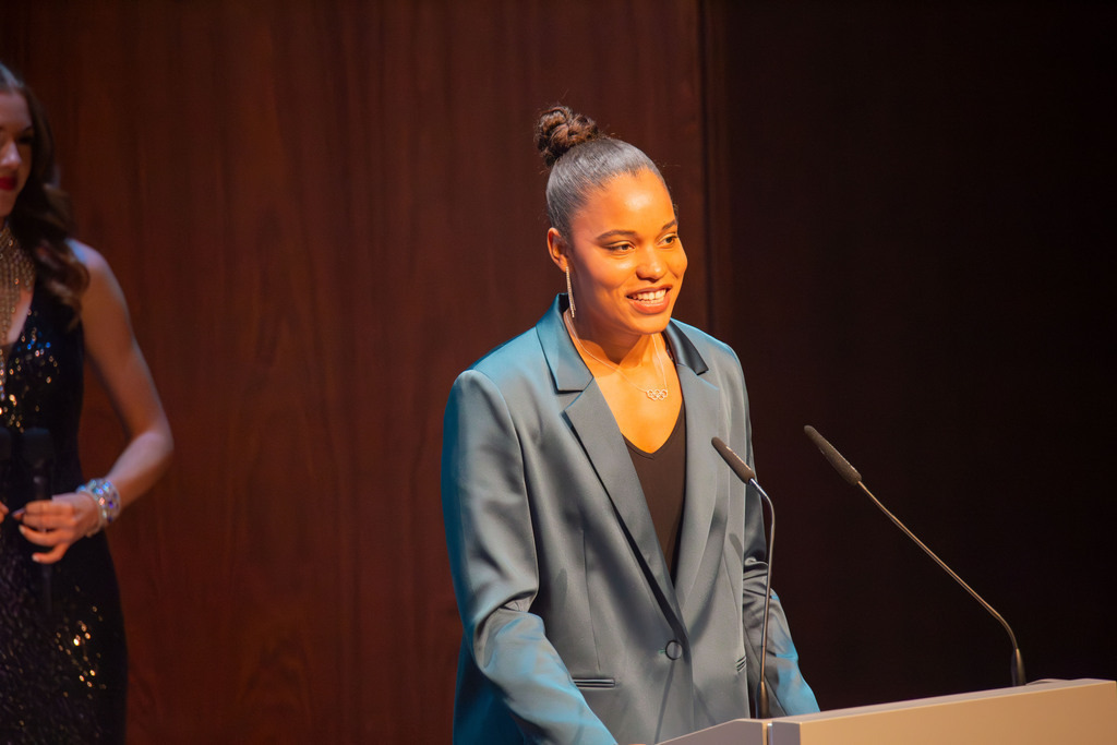 Rosengarten Mannheim: Award-Night 2024 / Sport Award Rhein-Neckar. Bild: Yemisi Ogunleye, Olympiasiegerin im Kugelstoßen in Paris 2024 | Rosengarten Mannheim: Award-Night 2024 / Sport Award Rhein-Neckar. Bild: Yemisi Ogunleye, Olympiasiegerin im Kugelstoßen in Paris 2024 - Realisiert mit Pictrs.com