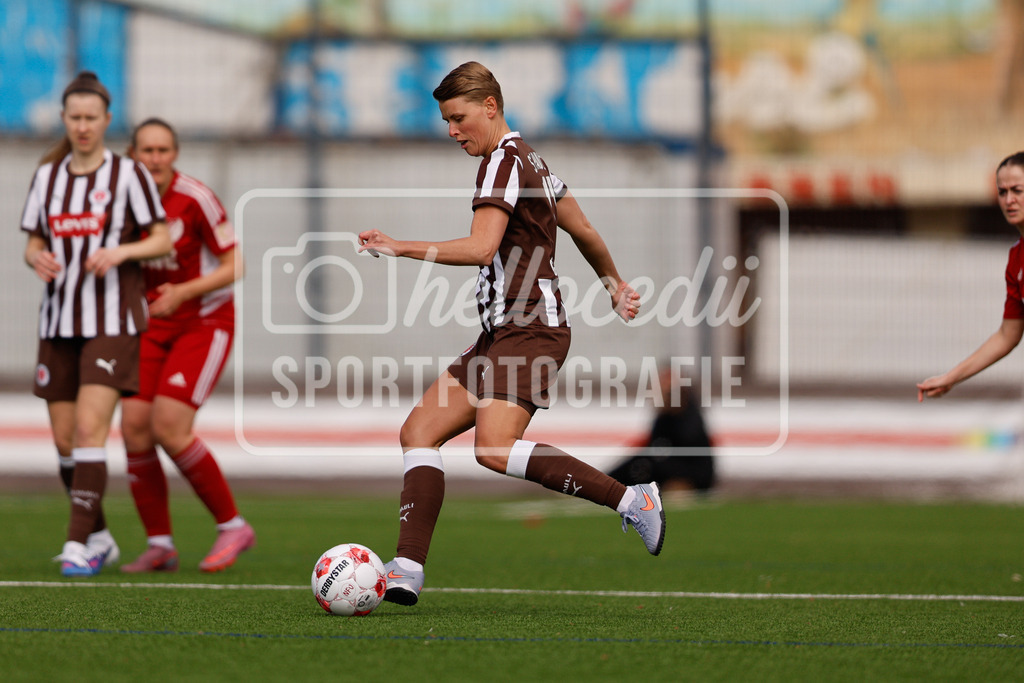 Fußball I Frauen I Saison 2025-2026 I Regionalliga Nord I 15. Spieltag I St. Pauli - SpVg Aurich-30 | Ann-Sophie Greifenberg (11, FC St. Pauli) passt den Ball zum Gegner - Realisiert mit Pictrs.com