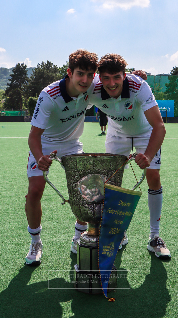 Hugo von Montgelas und Andreas Rafi | Hugo von Montgelas mit Andreas Rafi und Pokal - Realisiert mit Pictrs.com