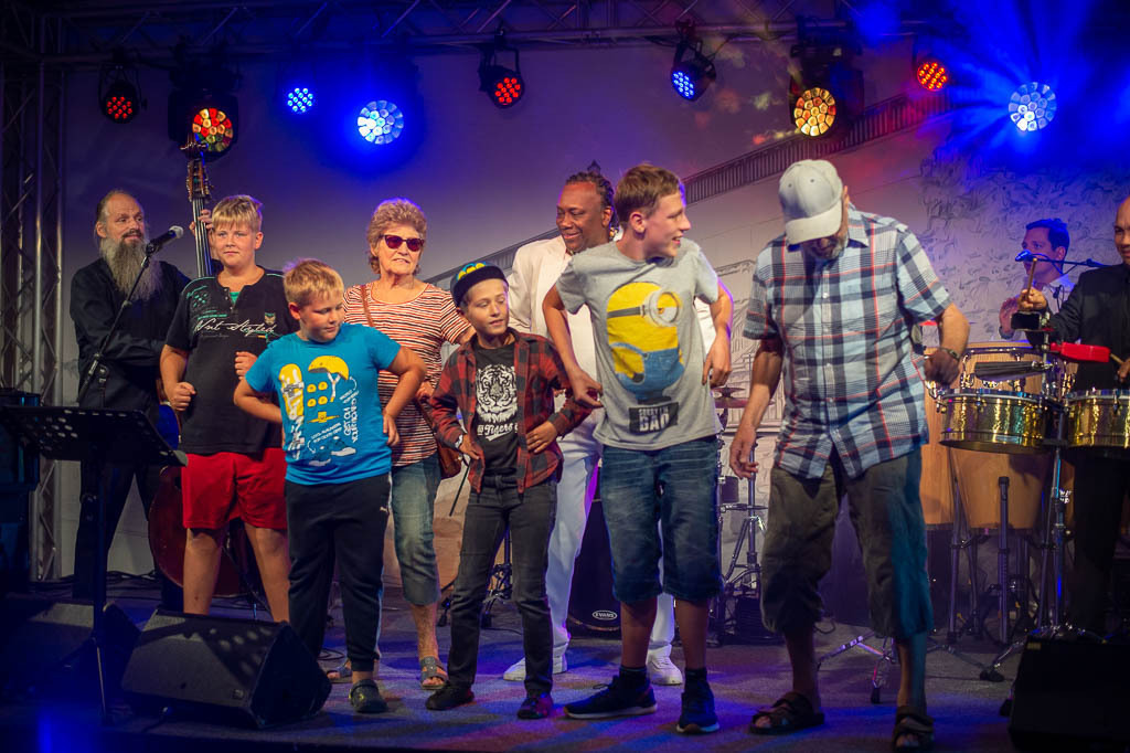 Summ Summ Salsa | Kinderkonzert Summ Summ Salsa mit Klazz Brothers & Cuba Percussion im Forte Belvedere Leisnig zum Festival Hallo Leisnig 2022. - Realisiert mit Pictrs.com