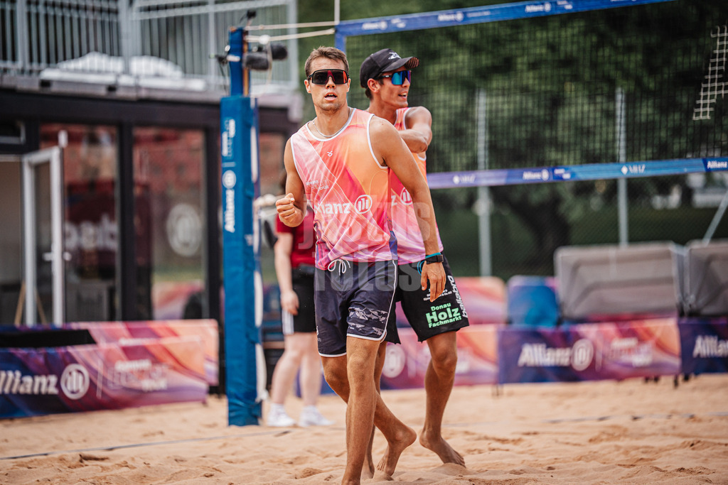 Beachvolleyball | München | Allianz German Beach Tour 2025 | Tourstop München | 03.07.2025 | v.l. Yannick Bibelriether und Valentin Schneckenburger freuen sich