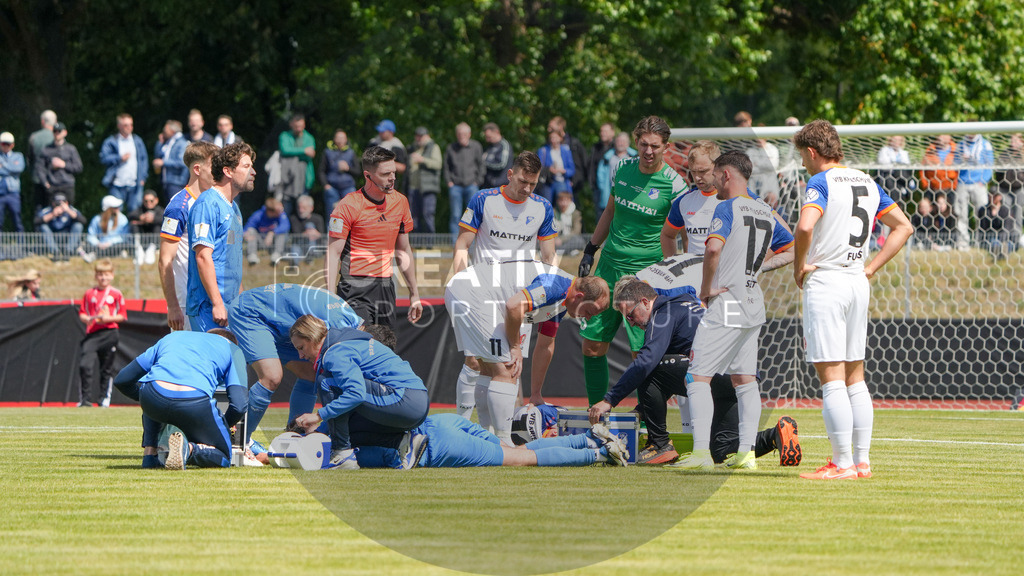 Fußball, Herren, Saison 2024/2025, Finaltag der Amateure 2025, Landespokal Brandenburg, Finale, VfB 1921 Krieschow vs. RSV Eintracht 1949, Samstag 24.05.2025, Volksparkstadion Neuruppin, | Fußball, Herren, Saison 2024/2025, Finaltag der Amateure 2025, Landespokal Brandenburg, Finale, VfB 1921 Krieschow vs. RSV Eintracht 1949, Samstag 24.05.2025, Volksparkstadion Neuruppin, Im Bild: Verletzungsunterbrechung und Behandlungspause nach der Verletzung von RSV-Kapitän Ernes Matjaz - Realisiert mit Pictrs.com