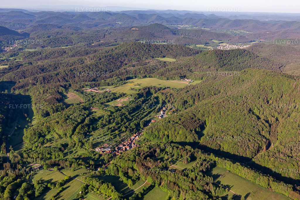 Luftbild:  in Oberschlettenbach im Bundesland Rheinland-Pfalz in Deutschland. Foto: IMG_131414.jpg vom 14.05.2022 durch Werner Riehm/FLY-FOTO.deWWW.OBERSCHLETTENBACH.DE