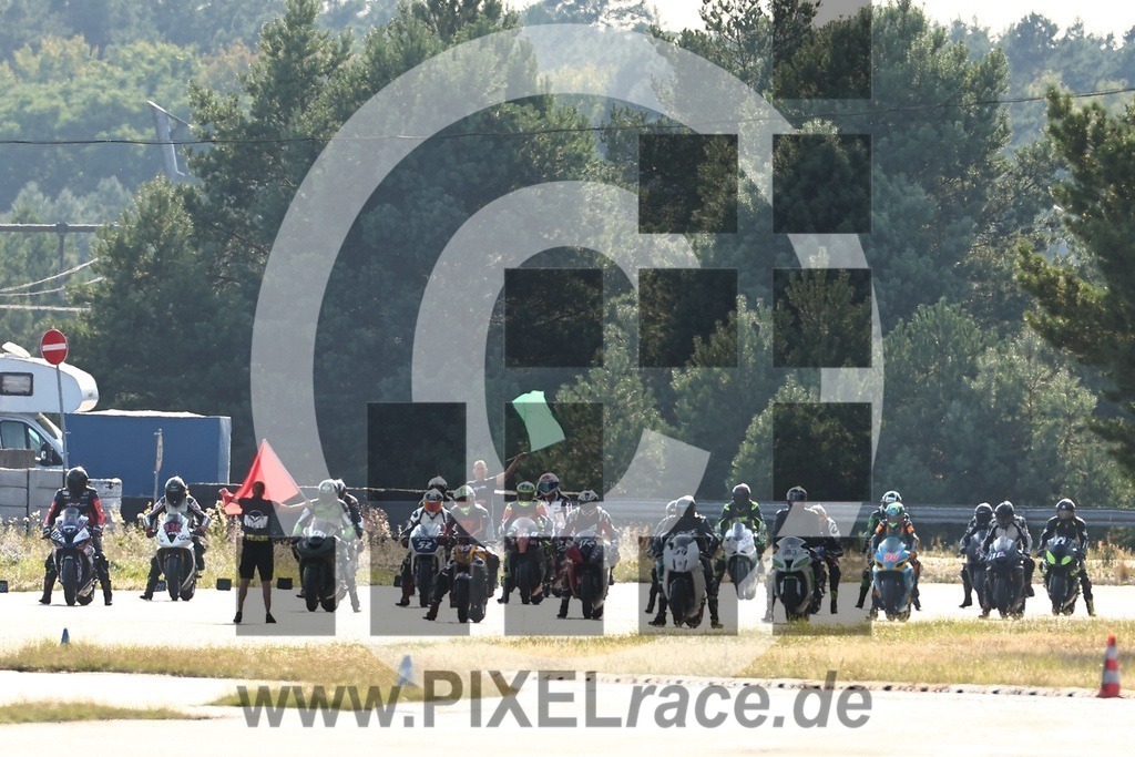 start-20240803_05166 | Schöne Erinnerungen an spannende Momente - das festzuhalten ist unser Job. PIXELrace.de ist seit 2003 auf den Rennstrecken Europas unterwegs um die Action draußen beim Fahren und die wunderbare Stimmung imm Fahrerlager für euch einzufangen.