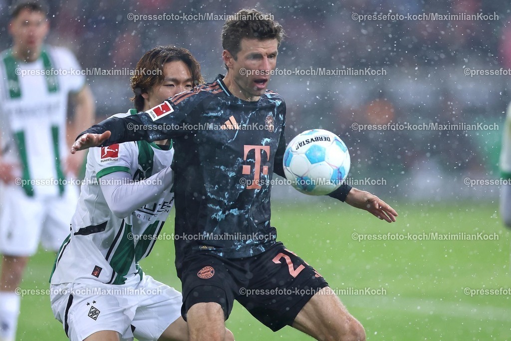 BMG11012501066 | 11.01.2025, Fußball, Borussia Mönchengladbach - FC Bayern München, 1. Fußball Bundesliga, Borussia-Park, Saison 2024 2025: Ko Itakura (Mönchengl. #3) im Zweikampf gegen Thomas Müller (Bayern #25)DFB regulations prohibit any use of photographs as image sequences and or quasi-video.