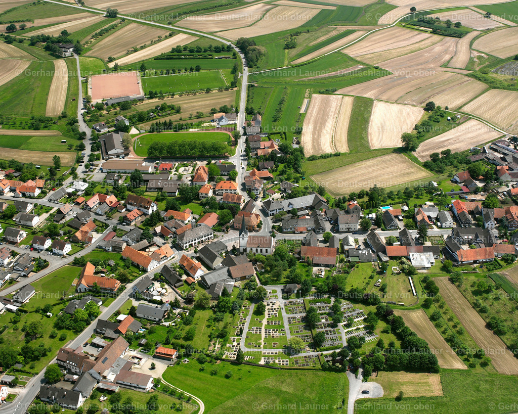 2626383 | LEGELSHURST 09.06.2006 Ortsansicht am Rande von landwirtschaftlichen Feldern und Nutzflächen  in Legelshurst im Bundesland Baden-Württemberg, Deutschland // Village view on the edge of agricultural fields and land  in Legelshurst in the state Baden-Wuerttemberg, Germany Foto: Gerhard Launer
