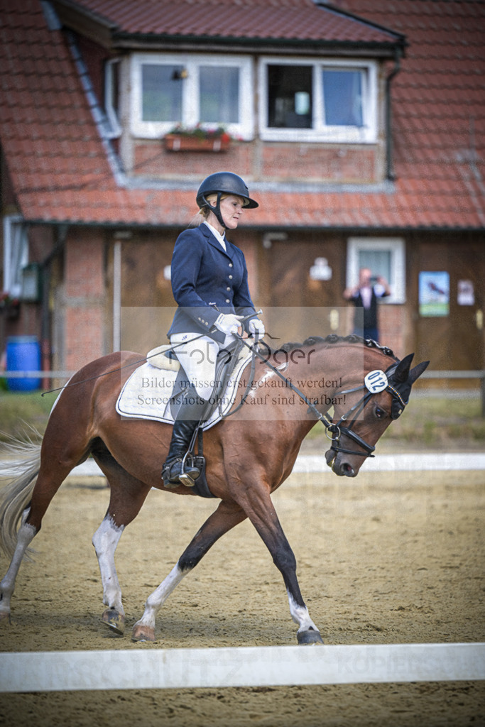 DOS_3321 | Entdecke hochwertige Reitturnierfotos von Foto Oger. Professionell, emotional und authentisch – jetzt Lieblingsmomente im Shop bestellen.Deutschlandweite Turnierfotografie. - Realisiert mit Pictrs.com