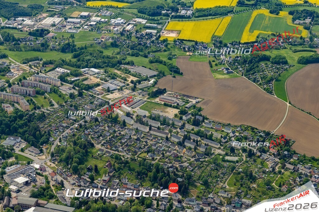 Die Luftaufnahme Niederlößnitz - Lößnitz wurde 2022 vom Flugzeug aus (keine Drohne) erstellt. Hohe Auflösung -für große Poster und Wandbilder geeignet - Garantiert!