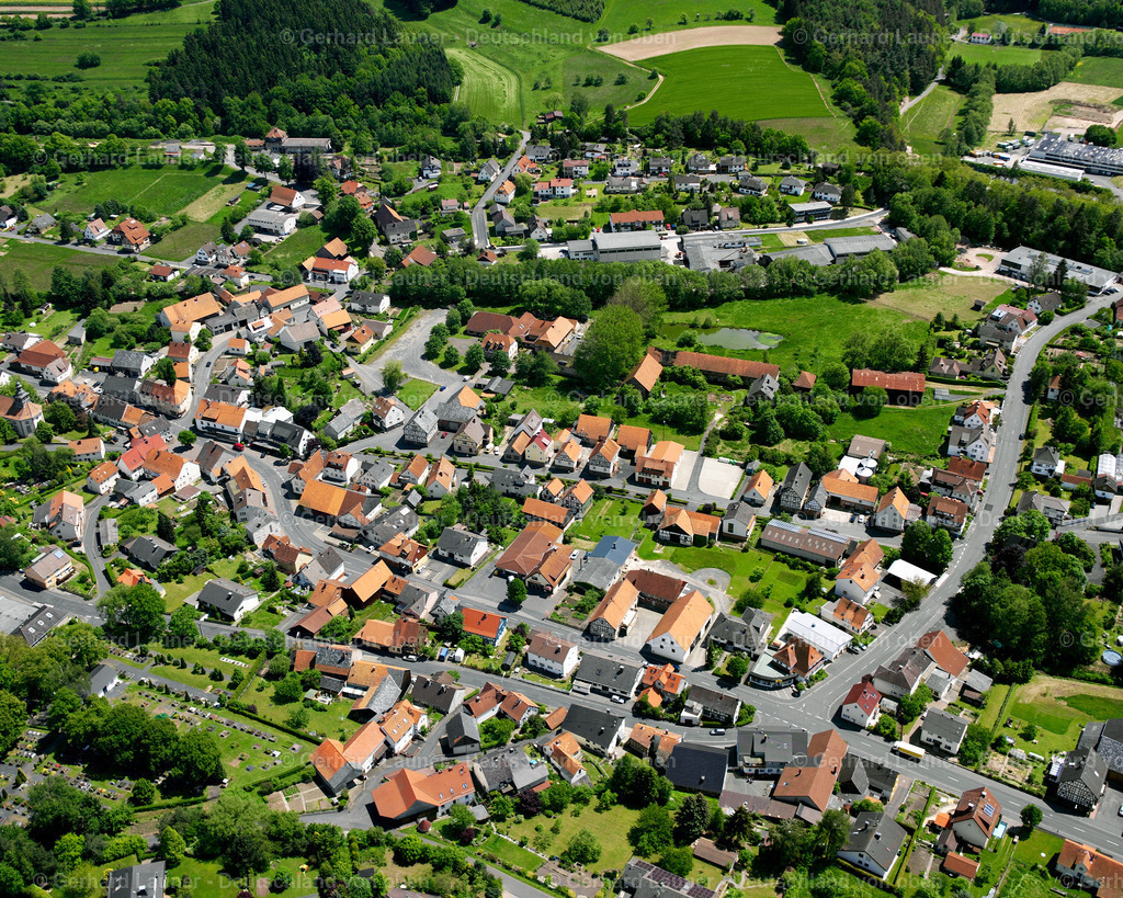 2615650 | GREBENAU 09.06.2006 Landwirtschaftliche Nutzflächen und Feldgrenzen  umsäumen das Siedlungsgebiet des Dorfes in Grebenau im Bundesland Hessen, Deutschland // Agricultural land and field boundaries surround the settlement area of the village  in Grebenau in the state Hesse, Germany Foto: Gerhard Launer