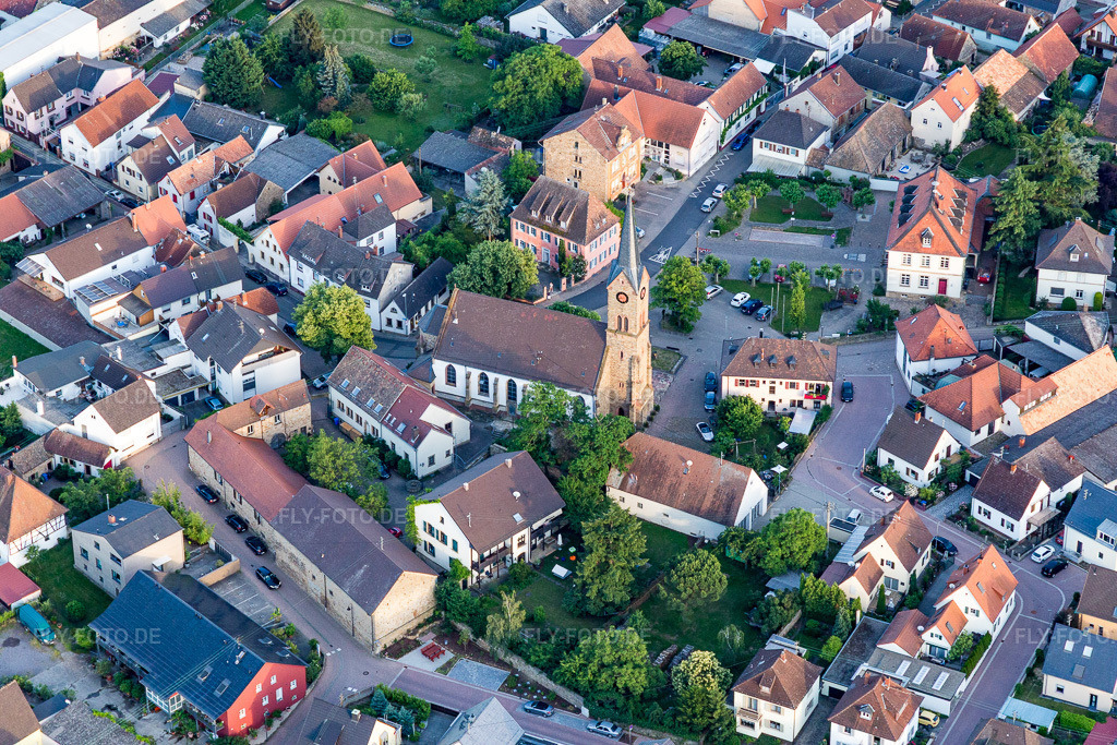 Luftbild: Kath. Kirche St. Martin im Dorfkern in Ruppertsberg im Bundesland Rheinland-Pfalz in Deutschland. Foto: IMG_107747.jpg vom 03.06.2018 durch Werner Riehm/FLY-FOTO.de