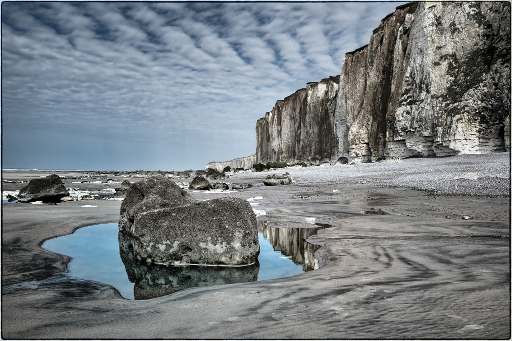 Burggraben | Burggraben
Strand bei Veules-les-Roses in der Normandie bei Ebbe. Der umspülte Stein im Vordergrund erinnert an eine Burg mit Wassergraben. 
-----------------------------------------------------------------
Beach at Veules-les-Roses in Normandy at low tide. The bathed stone in the foreground is reminiscent of a castle with a moat.
-----------------------------------------------------------------
Dieser Druck ist in einer limitierten Auflage von 5 Exemplaren erhältlich. 
This print is available in a limited edition of 5 copies. 
http://art.hess.photography/157-burggraben.html - Realisiert mit Pictrs.com