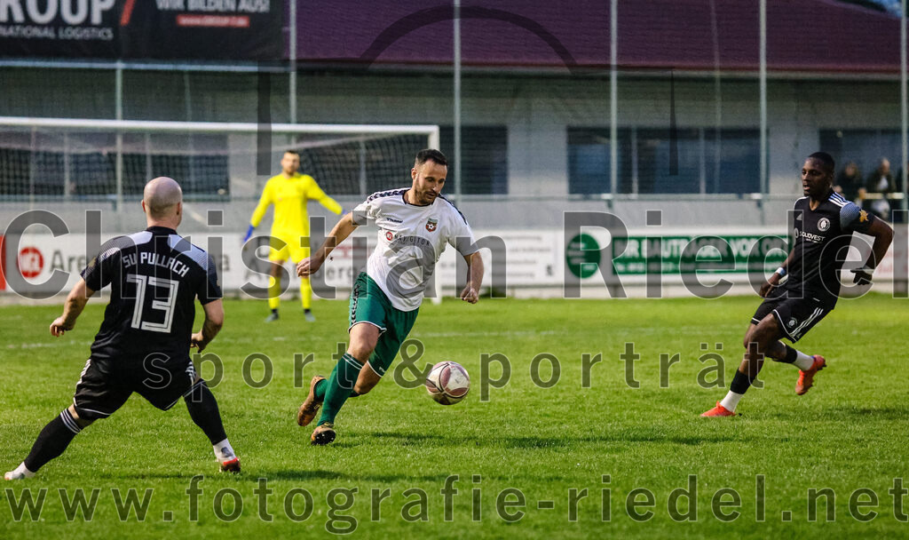 2024-04-05_076_FC_Schwaig_gegen_SV_Pullach | Oberding, Deutschland, 05.04.2024:
Fußball, Landesliga Südost 2023 / 2024, 28. Spieltag, FC Schwaig gegen SV Pullach, Endergebnis: 2:0

Josef Burghard (SV Pullach, #13), Nils Ehret (FC Schwaig, #25), Kevin Nsimba (SV Pullach, #32)

Foto: Christian Riedel / fotografie-riedel.net