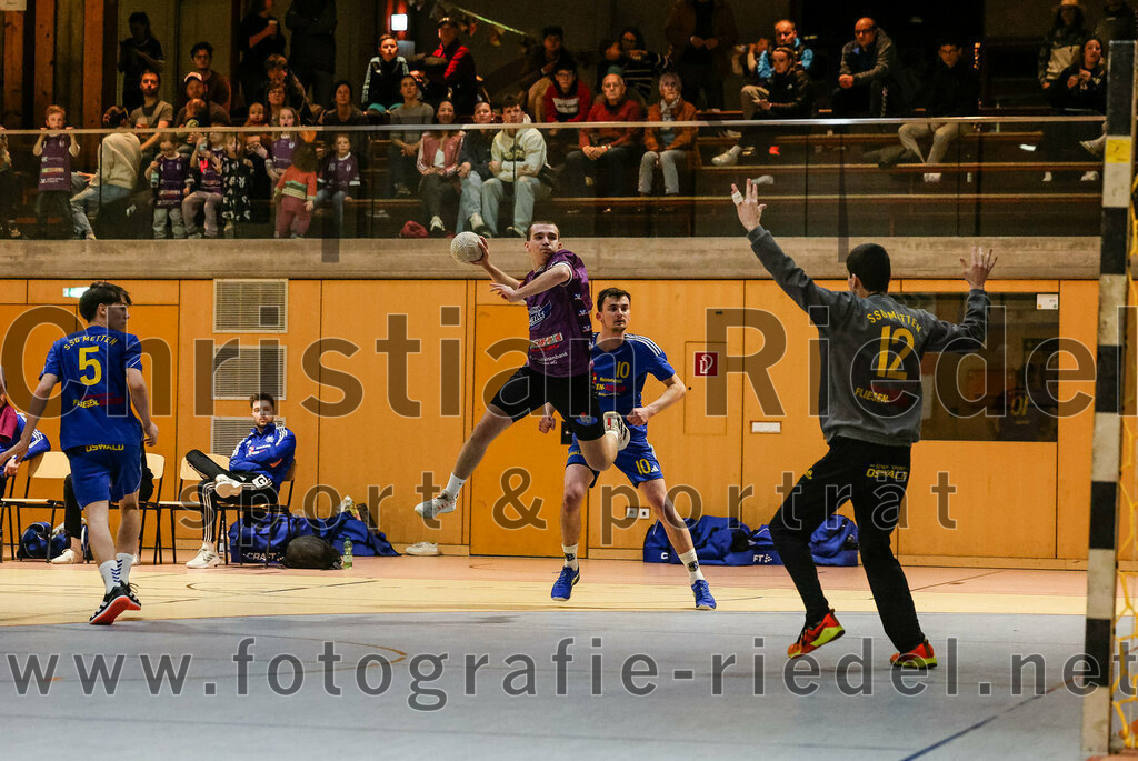 2024-02-24_008_SpVgg_Altenerding_gegen_SSG_Metten | Erding, Deutschland, 24.02.2024:
Handball, Bezirksoberliga Männer 2023 / 2024, 16. Spieltag, SpVgg Altenerding gegen SSG Metten, Endergebnis: 29:24

Philipp Gäck (SSG Metten, #5), Joseph Wyhnalek (SpVgg Altenerding, #2), Vincent Muhr (SSG Metten, #10), Stefan Kraus (SSG Metten, #12)

Foto: Christian Riedel / fotografie-riedel.net