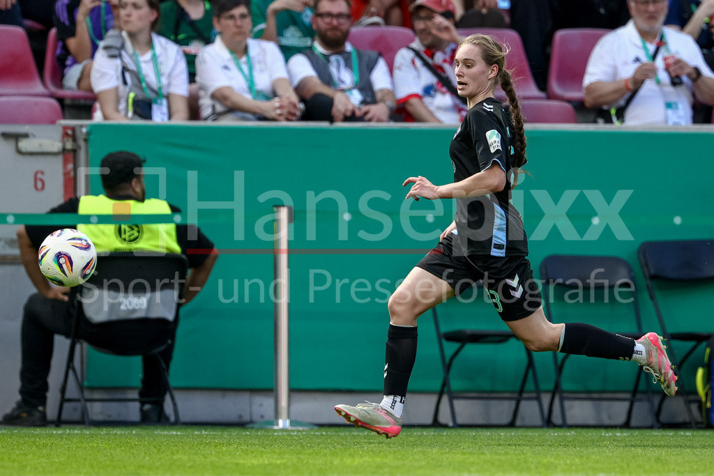 Fussball, DFB-Pokal Finale Frauen, FC Bayern München - SV Werder Bremen | Maria Penner (SV Werder Bremen, 33) am Ball, Freisteller, Einzelbild, Ganzkörper, Aktion, Action, Spielszene, DIE DFB-RICHTLINIEN UNTERSAGEN JEGLICHE NUTZUNG VON FOTOS ALS SEQUENZBILDER UND/ODER VIDEOÄHNLICHE FOTOSTRECKEN. DFB REGULATIONS PROHIBIT ANY USE OF PHOTOGRAPHS AS IMAGE SEQUENCES AND/OR QUASI-VIDEO.
