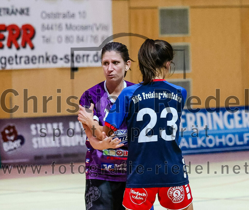 2023-12-09_063_SpVgg_Altenerding_gegen_HSG_Freising-Neufahrn | Erding, Deutschland, 09.12.2023:
Handball, Bezirksoberliga Frauen Altbayern 2023 / 2024, 9. Spieltag, SpVgg Altenerding gegen HSG Freising-Neufahrn, Endergebnis: 29:28

Grit Kschischow (SpVgg Altenerding, #2), Francesca Volz (HSG Freising-Neufahrn, #23)

Foto: Christian Riedel / fotografie-riedel.net
