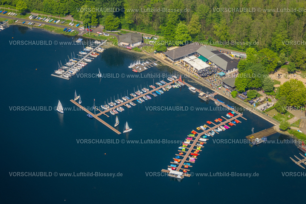 Duesseldorf240501167UnterbacherSee | Luftbild, Freizeitgestaltung am Unterbacher See, Se[h]restaurant am Bootshafen, Sonnenschirme und Baldachin, Bootsanlegestellen Segelboote und Tretboote, Unterbach, Düsseldorf, Rheinland, Nordrhein-Westfalen, Deutschland