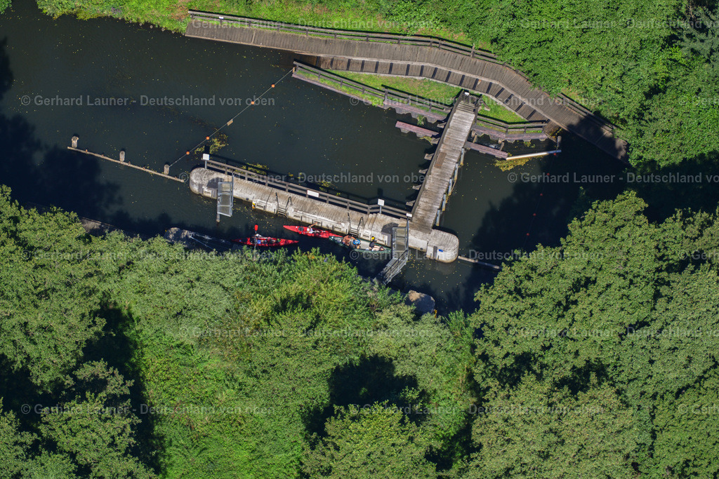 3637352 | LüBBENAU/SPREEWALD 25.08.2016 Kanuten - Fahrt und Ausbildung an einer Schleuse am Flußverlauf der Hauptspree in Lübbenau/Spreewald im Spreewald im Bundesland Brandenburg, Deutschland. // Canoeists - ride and training at a lock on the course of the main Spree in Luebbenau/Spreewald at Spreewald in the state Brandenburg, Germany. Foto: Gerhard Launer
