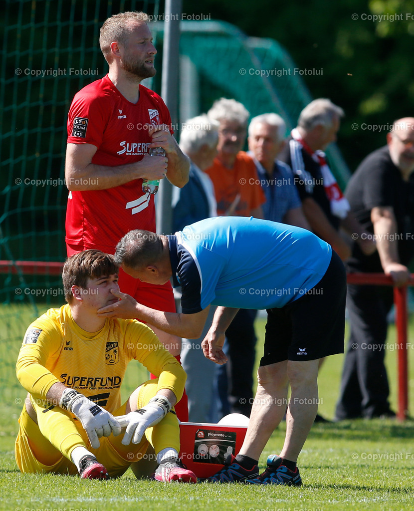 A_LUI_14052022_13 | SPORT,FUSSBALL,LT1 OOE LIGA,14.05.2022 IM BILD;OLIVER FISCHER (OEDT) UND MASSEUR  FRITZ SCHLAGER FOTO:FOTOLUI